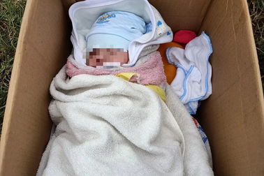 Hà Nội: Bé sơ sinh bị bỏ rơi trong thùng giấy cùng lời nhắn nhờ nuôi giúp