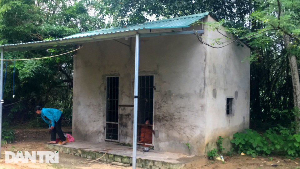 Thương cảnh mẹ già đau xé lòng nhốt 2 con tâm thần suốt 10 năm - 1 Thương cảnh mẹ già đau xé lòng nhốt 2 con tâm thần suốt 10 năm - 1
