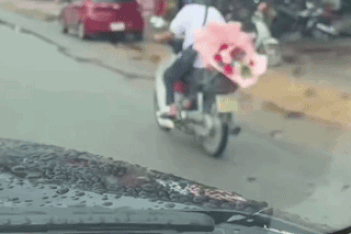 Cụ ông 80 tuổi vẫn tặng hoa người vợ đã khuất mỗi dịp 20/10