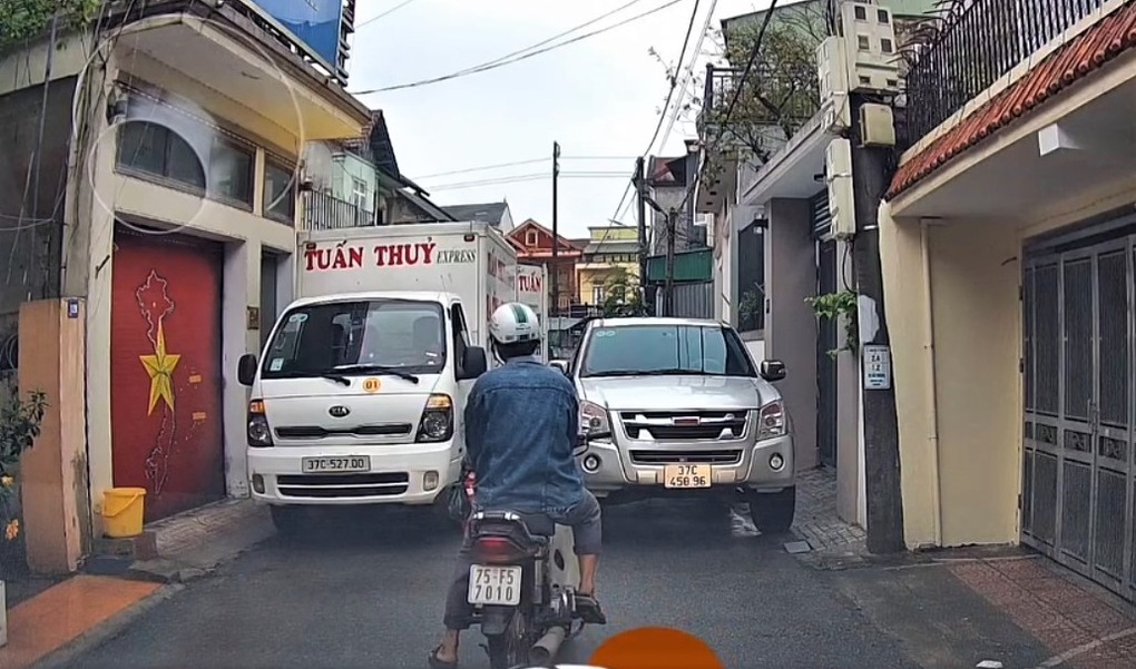 Vụ đỗ ô tô chắn lối đi, đánh người khi bị than phiền: Lấy lời khai tài xế - 2 Vụ đỗ ô tô chắn lối đi, đánh người khi bị than phiền: Lấy lời khai tài xế - 2