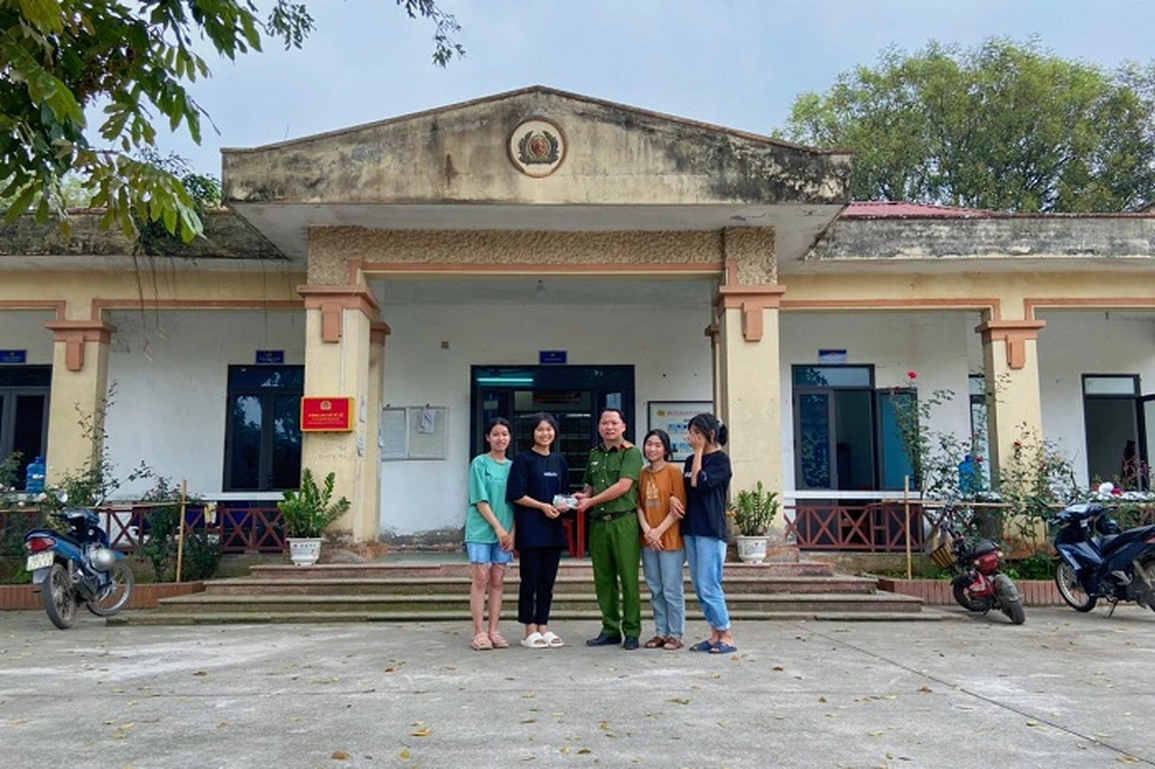 4 nữ sinh THPT nhặt được của rơi tìm trả lại người bị mất - 1 4 nữ sinh THPT nhặt được của rơi tìm trả lại người bị mất - 1