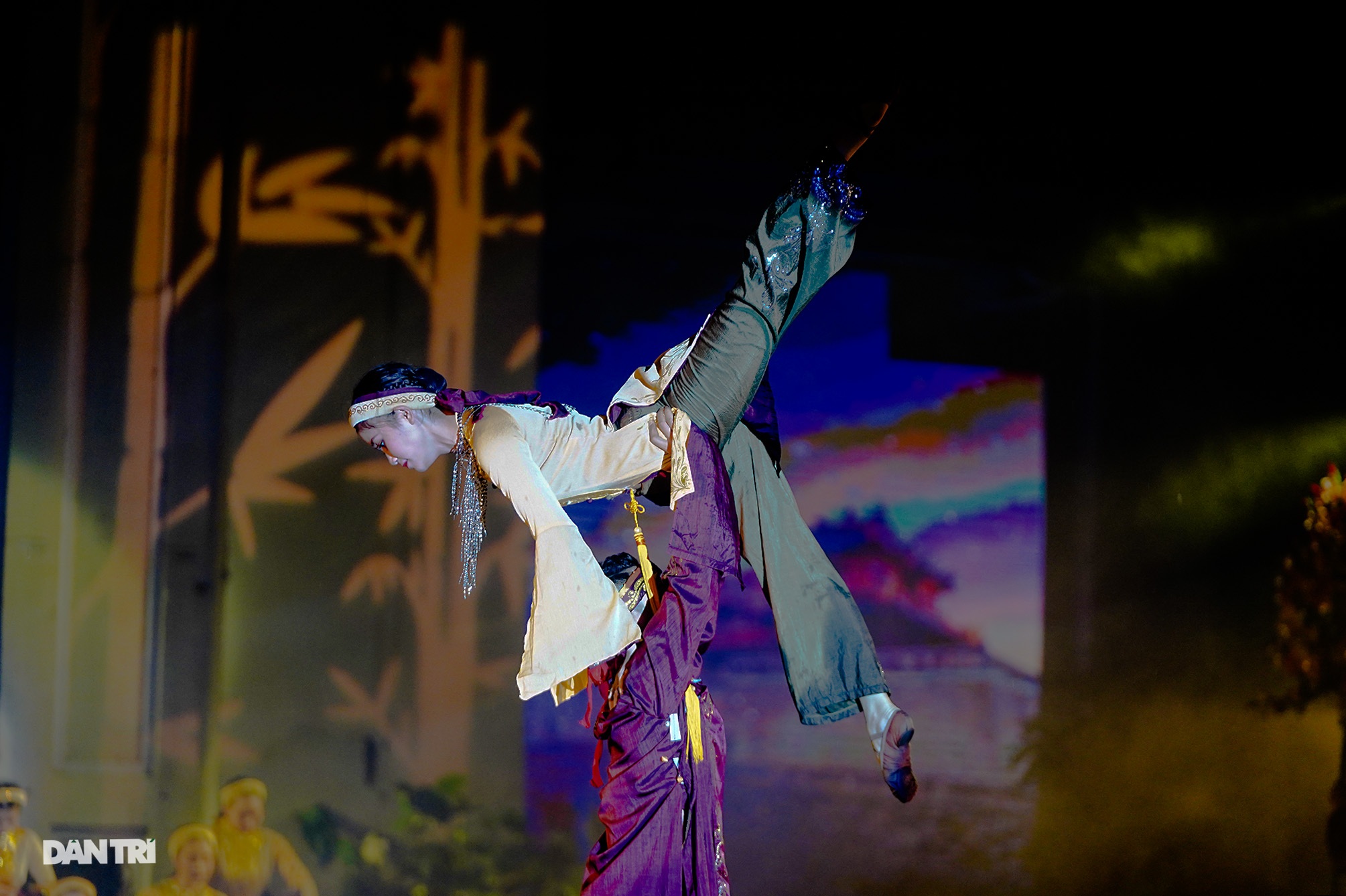 Khác lạ hình ảnh phố đi bộ, chợ Bến Thành, Thủ Thiêm… trên tà áo dài - 21