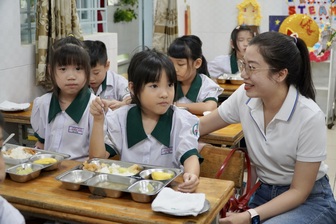 Phụ huynh TPHCM "soi" bếp ăn bán trú, ăn thử bữa trưa của con ở trường