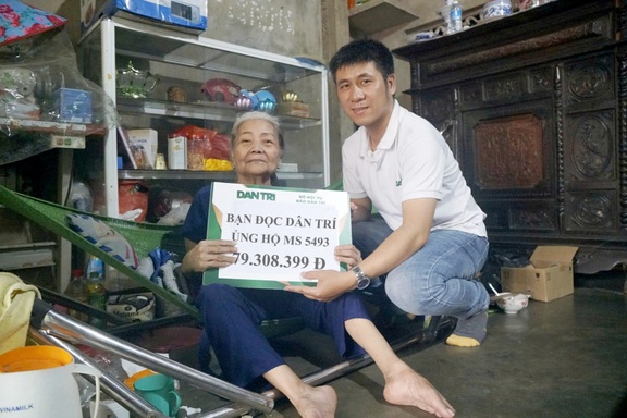 Bạn đọc giúp đỡ hơn 90 triệu đồng đến bà lão 74 tuổi bại liệt