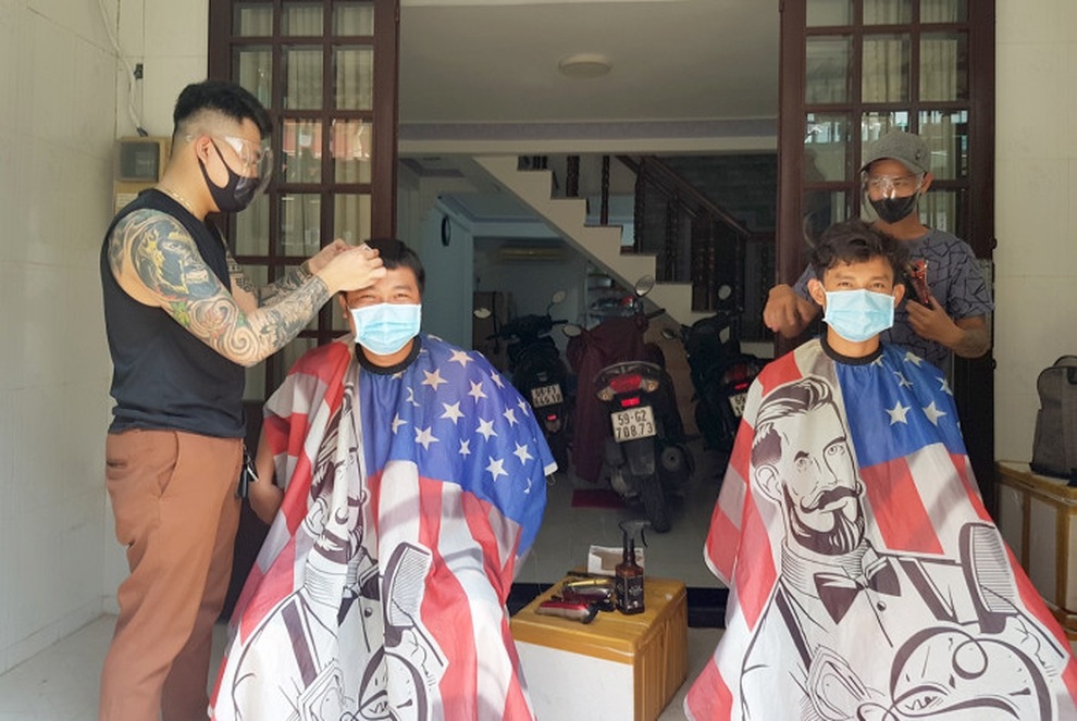 Nở rộ dịch vụ cắt tóc, làm đẹp tại gia mùa Covid-19 - 1 Nở rộ dịch vụ cắt tóc, làm đẹp tại gia mùa Covid-19 - 1