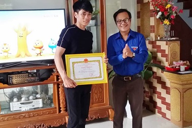 Khen thưởng hai thanh niên cứu 5 em nhỏ đuối nước