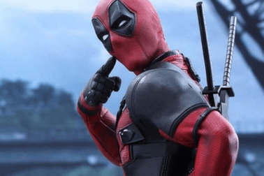 Mặc trang phục “Quái nhân” đi xem phim, thanh niên bị cảnh sát bắt giữ