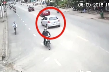 Xe Toyota Yaris lao sang làn ngược chiều, húc tung người đi đường