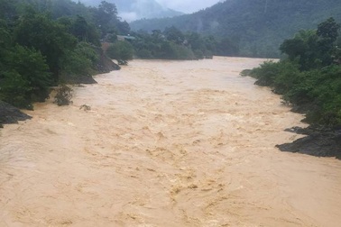 Nước lũ dâng cao chia cắt hàng trăm hộ dân