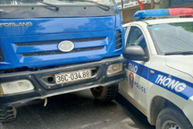 Bắt giữ tài xế đâm xe tải vào ô tô cảnh sát giao thông
