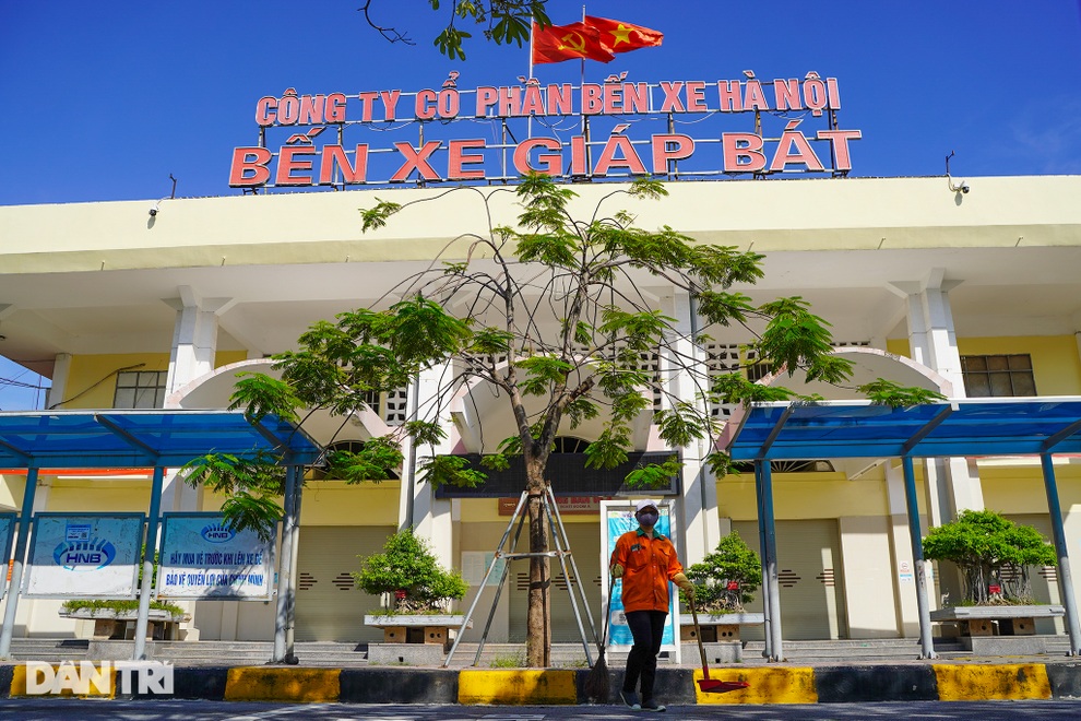 Hà Nội: Bến xe khách tất bật dọn dẹp, khử khuẩn, sẵn sàng đón khách - 1 Hà Nội: Bến xe khách tất bật dọn dẹp, khử khuẩn, sẵn sàng đón khách - 1