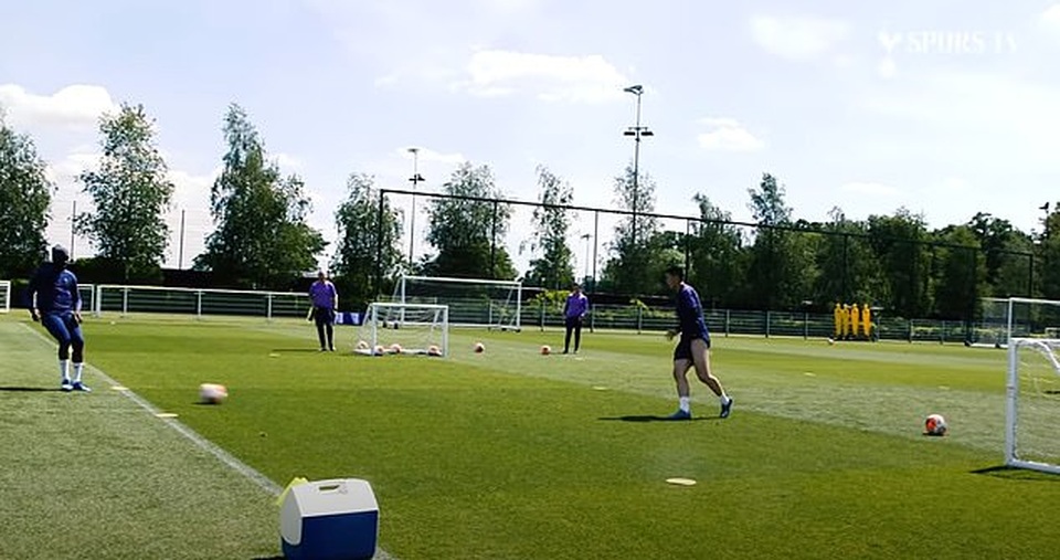 Harry Kane và Son Heung Min hăng say tập luyện cùng đồng đội - 4 Harry Kane và Son Heung Min hăng say tập luyện cùng đồng đội - 4