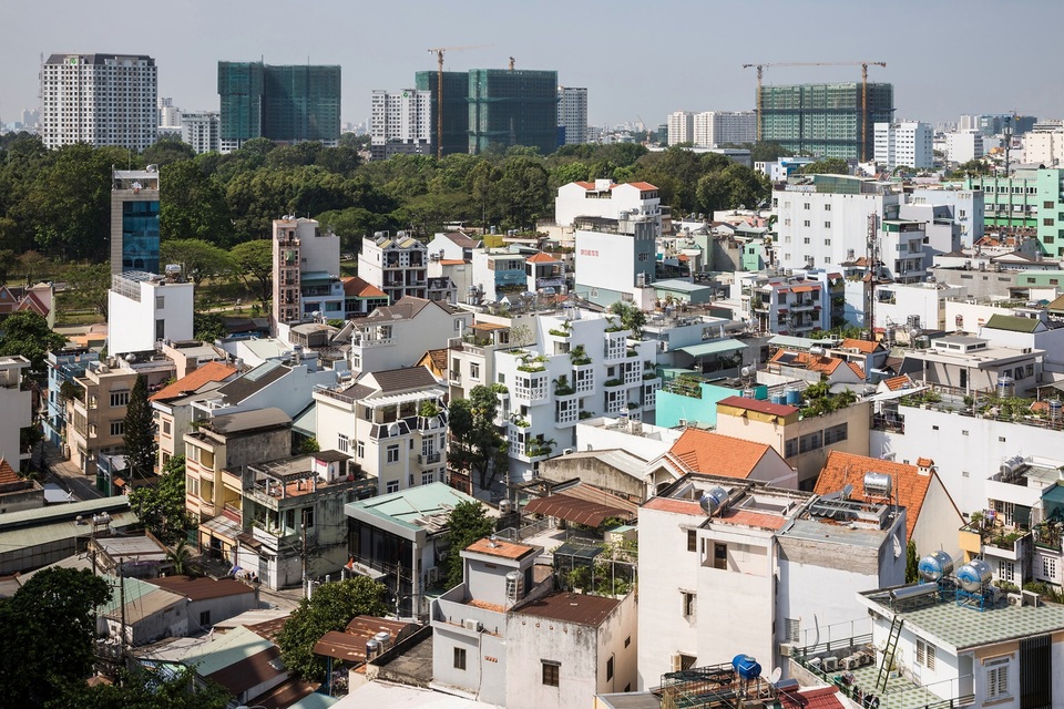 Chiêu độc lấy sáng khiến nhà 5 tầng ở Sài Gòn ngập nắng gió, đẹp cuốn hút - 1