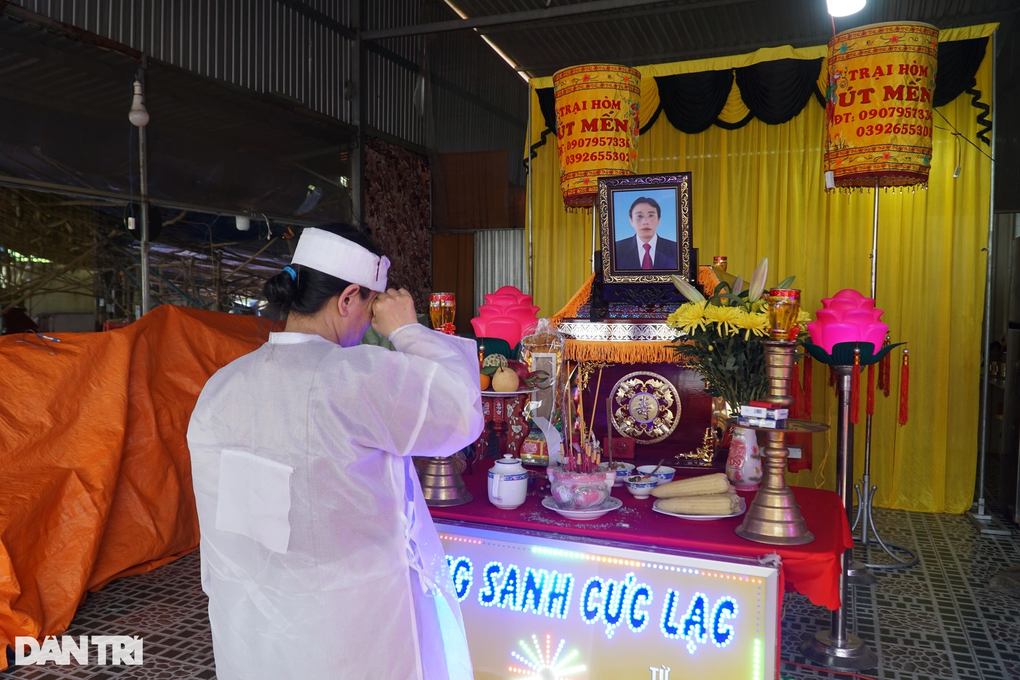 Vụ trộm đâm chết chủ quán cà phê: Cha đỡ mưa dao để tôi được sống! - 2 Vụ trộm đâm chết chủ quán cà phê: Cha đỡ mưa dao để tôi được sống! - 2