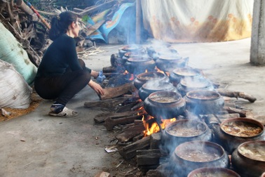 Cận Tết khó kiếm người... kho cá