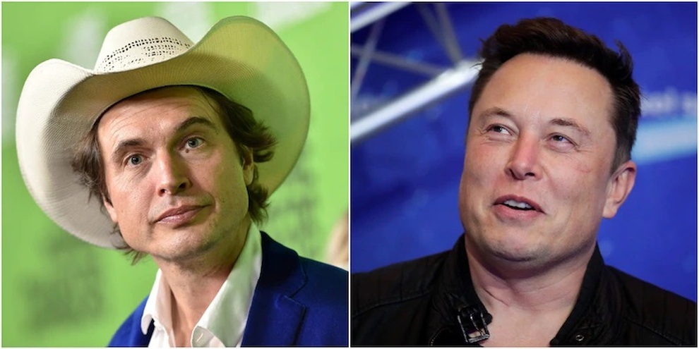 Kimbal Musk (trái) đã kịp bán đi một lượng lớn cổ phiếu trước khi anh trai Kimbal Musk (trái) đã kịp bán đi một lượng lớn cổ phiếu trước khi anh trai