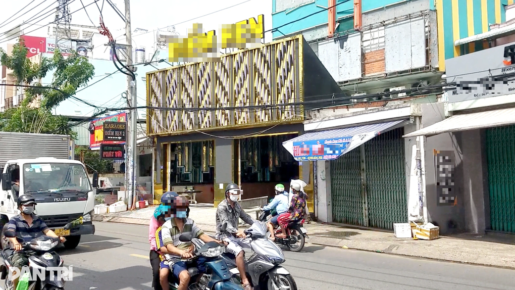 Hai nhóm đánh nhau náo loạn đường phố, nhiều người bị thương - 2 Hai nhóm đánh nhau náo loạn đường phố, nhiều người bị thương - 2