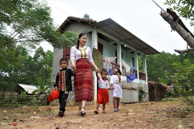 Cô giáo đi xe máy đến tận bản đón trẻ em dân tộc Chứt đi dự lễ khai giảng