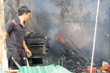 Dùng xe tải húc đổ cánh cửa cứu ki ốt đang cháy