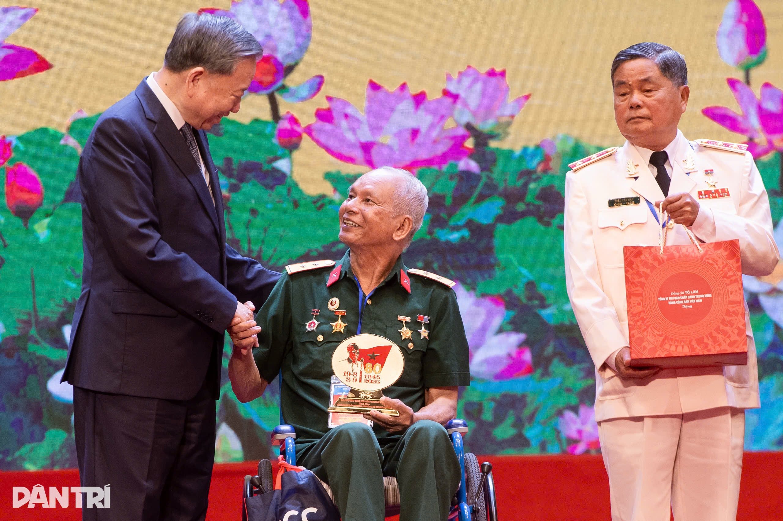 Tổng Bí thư: Người có công với cách mạng là tài sản quý báu của dân tộc - 3 Tổng Bí thư: Người có công với cách mạng là tài sản quý báu của dân tộc - 3
