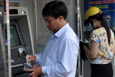 Ngân hàng “đá” nhau, chủ thẻ chịu thiệt