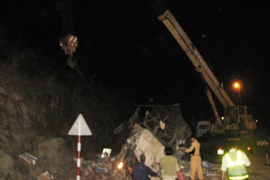 Xe tải tông vào vách núi, tài xế tử vong