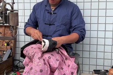 Thợ sửa giày không chân tự học tiếng Anh, ước mơ phát biểu tại Harvard