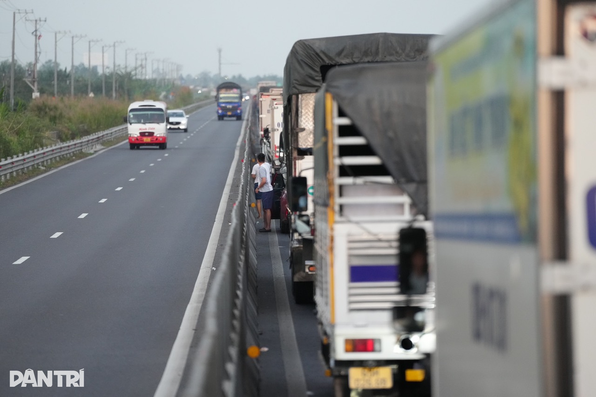 Kẹt xe 10km trên cao tốc Mỹ Thuận - Trung Lương do tai nạn ô tô liên hoàn - 6 Kẹt xe 10km trên cao tốc Mỹ Thuận - Trung Lương do tai nạn ô tô liên hoàn - 6