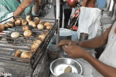 Bánh nướng bằng phân bò: Người xếp hàng chờ mua, kẻ lắc đầu không dám thử