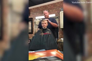 Bật cười với màn trả đũa cậu bé nghịch ngợm của bác thợ cắt tóc