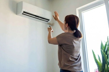 Có nên đóng kín phòng bật điều hòa để tiết kiệm điện?