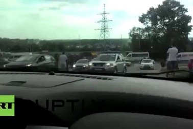 Bi hài xe tăng T-80 lật ngửa bụng trên đường ở Nga