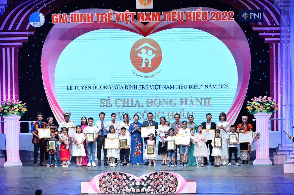 Tuyên dương 21 gia đình trẻ Việt Nam tiêu biểu 2022 - 2 Tuyên dương 21 gia đình trẻ Việt Nam tiêu biểu 2022 - 2
