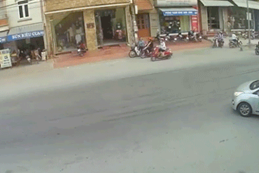 Không làm chủ tốc độ, lao xe máy "găm cứng" vào đầu ôtô