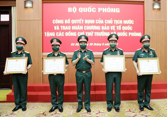 5 Thứ trưởng Bộ Quốc phòng nhận Huân chương Bảo vệ Tổ quốc - Ảnh 1.