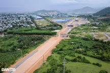 Công trường đường nối cảng biển gắn với Khu Thương mại tự do Đà Nẵng