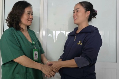 Sau chuỗi ngày nguy kịch, người bố 4 con dần hồi sinh trong yêu thương