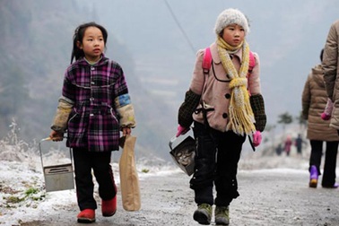 Giá rét, học sinh Trung Quốc đến lớp cùng bếp lò