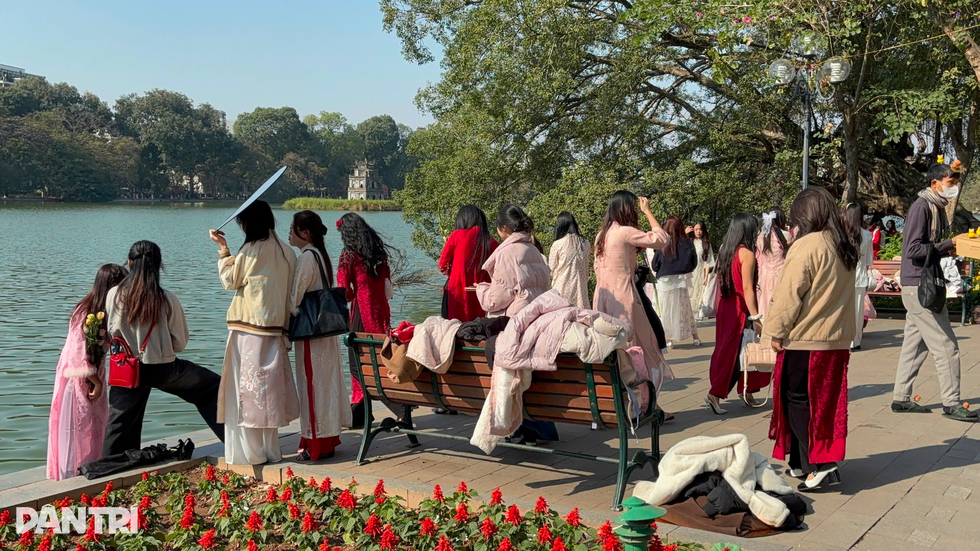 Hà Nội: 1m2 có hàng chục nàng thơ chen chúc nhau chụp ảnh áo dài Tết - 4 Hà Nội: 1m2 có hàng chục nàng thơ chen chúc nhau chụp ảnh áo dài Tết - 4