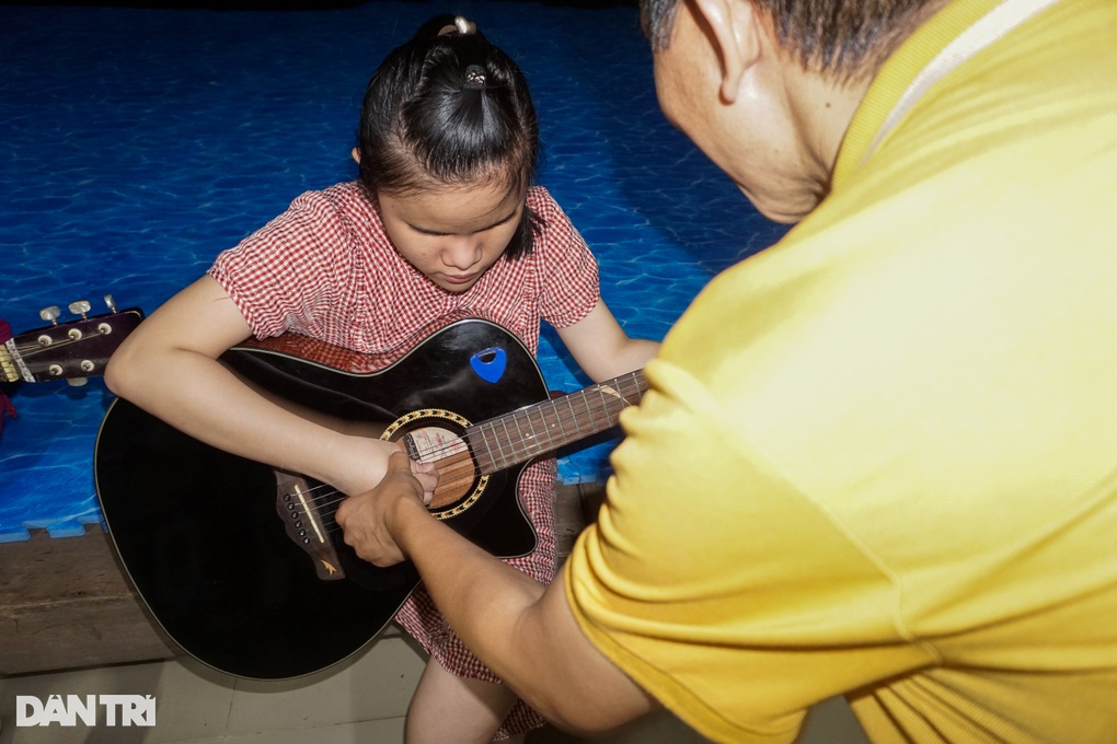 Điều diệu kỳ trong lớp học đàn miễn phí của thầy giáo khuyết tật - 8 Điều diệu kỳ trong lớp học đàn miễn phí của thầy giáo khuyết tật - 8
