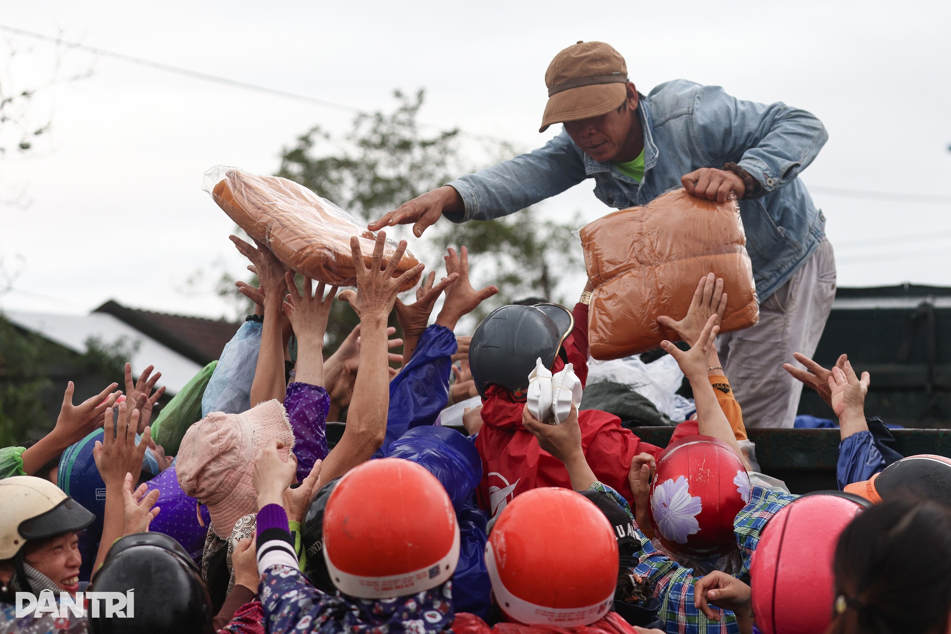 Những đêm không ngủ của người dân rốn lũ Hòa Thịnh - 10