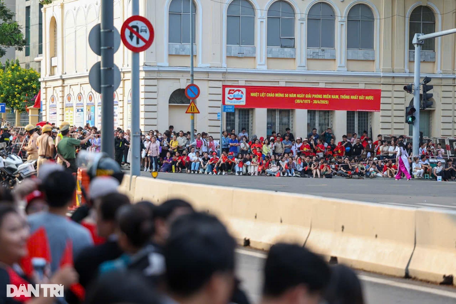 Biển người chờ xem sơ duyệt diễu binh, diễu hành ở TPHCM - 16 Biển người chờ xem sơ duyệt diễu binh, diễu hành ở TPHCM - 16