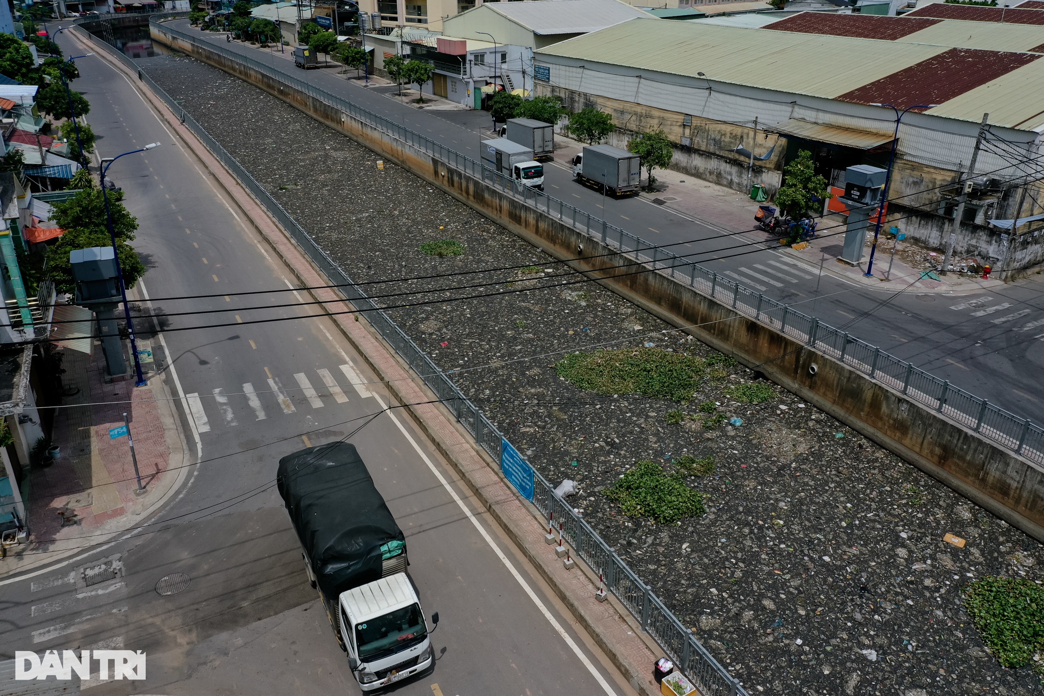 Hàng trăm tấn rác tại Kênh Nước Đen ở TPHCM đã được dọn sạch - 14 Hàng trăm tấn rác tại Kênh Nước Đen ở TPHCM đã được dọn sạch - 14