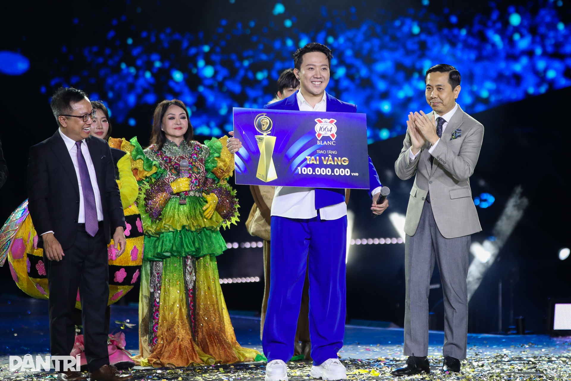 Ca sĩ mặt nạ mùa 2 khép lại với đêm concert đầy ấn tượng - 17 Ca sĩ mặt nạ mùa 2 khép lại với đêm concert đầy ấn tượng - 17