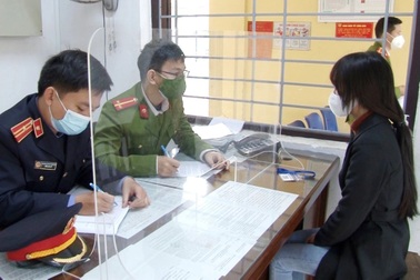 Khởi tố cô gái trẻ cởi nội y trên cầu Trường Tiền, đăng nhiều clip sex