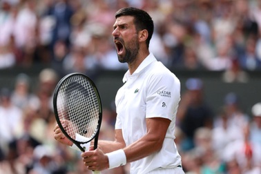 Djokovic lần thứ 16 vào tứ kết Wimbledon