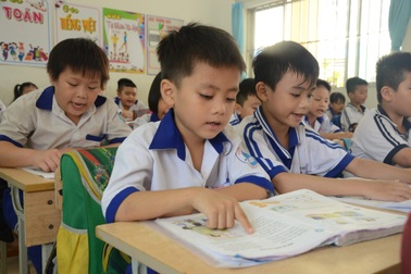 Từ bài thơ "Bắt nạt", vì sao giáo dục phải trói buộc vào sách giáo khoa?