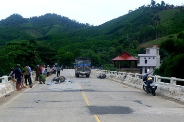 2 xe máy đối đầu, 3 người tử vong sau khi cùng dự đám cưới