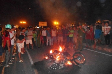 Cẩu tặc bị đánh ngất xỉu, đốt cháy xe