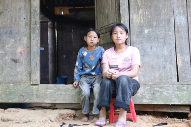 Bé gái mồ côi người Mông: "Cháu không được đi học, cũng không có nhà..."